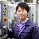 北見の製造現場で制御盤を確認する日本人男性エンジニア